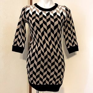 🔹3/$20 SALE Pink Rose Houndstooth 3/4 sleeve sweater dress. Size PM